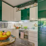 Holiday home The Emerald Family Retreat - Happy